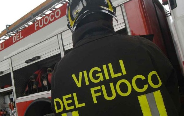 Camion in fiamme nel parcheggio del Risparmione