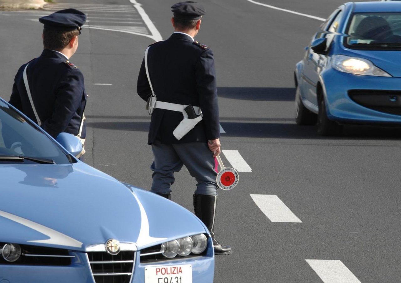 Camion ribaltato in autostrada: l’autista guidava sotto l’effetto di droghe