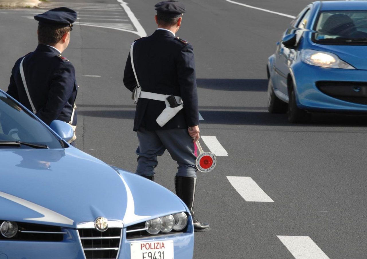 Castelletto, Stradale ferma una 32enne: positiva all’alcoltest, patente ritirata