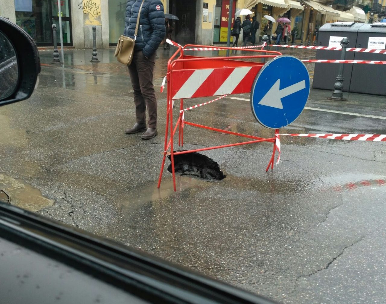 Cede la strada all’incrocio fra Baluardo Quintino Sella e corso Italia