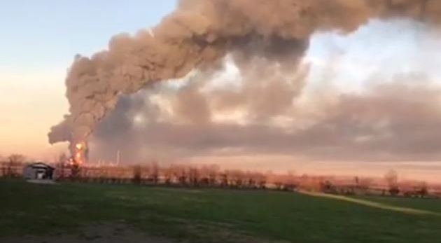 Esplosione in una raffineria in provincia di Pavia: fumo arrivato fino nel novarese