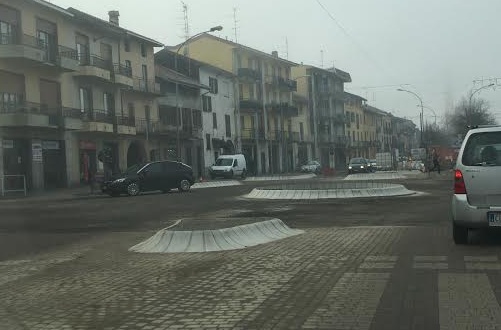 Galliate, al via l’asfaltatura della rotonda