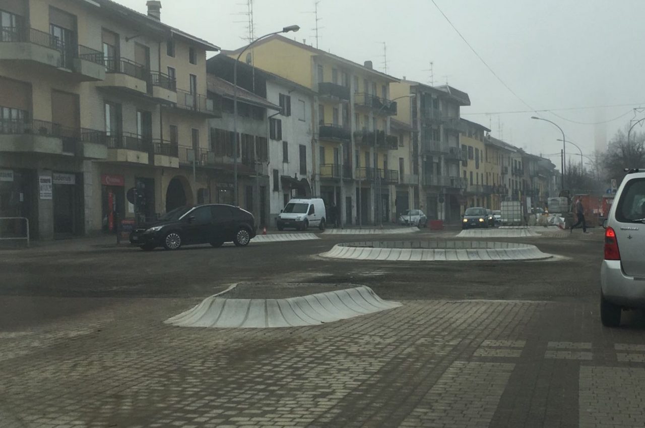 Galliate, il sindaco: “Non riusciamo a finire i lavori alla rotatoria di via Trieste”