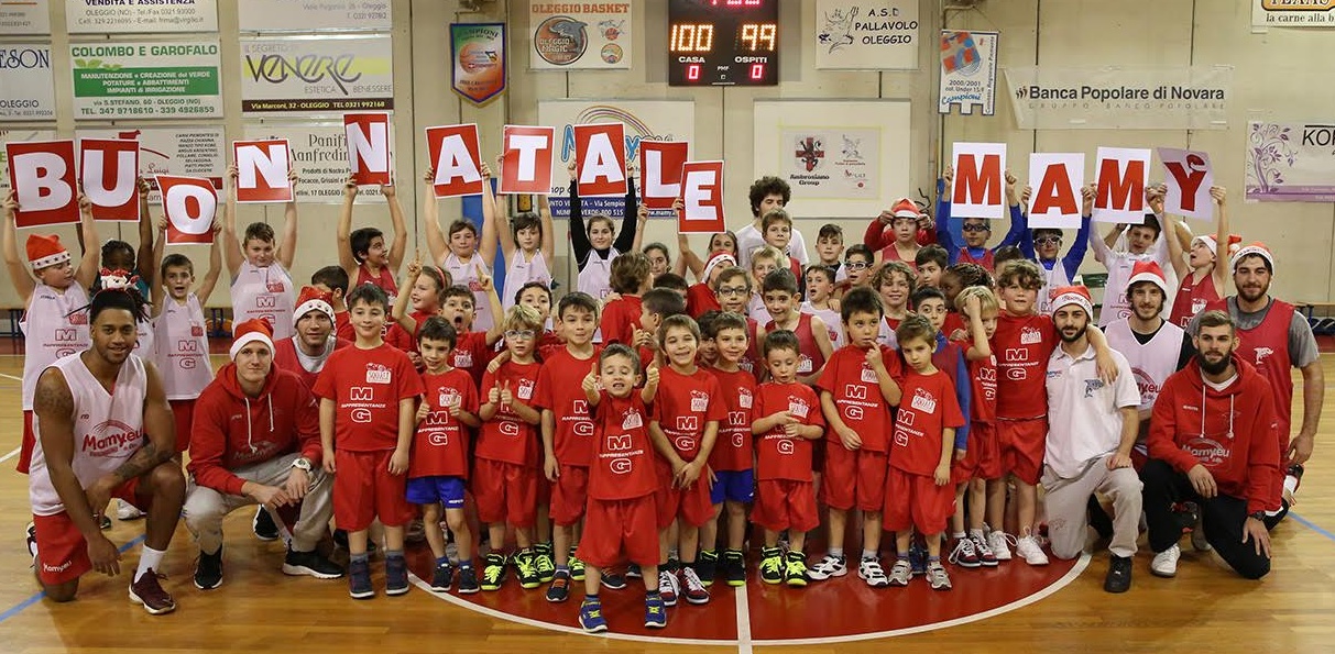 Grandi e piccoli atleti insieme: auguri dall’Oleggio Magic Basket
