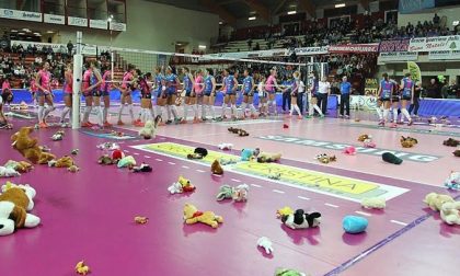 In campo per la Igor volley ... scendono i peluche