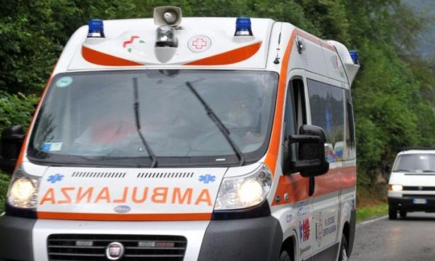 Incidente in via delle Americhe: Mercedes centra un palo