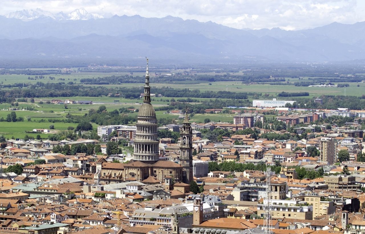 Incidente in viale Manzoni a Novara: traffico in tilt