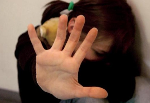 Picchiava la figlia con la mazza da baseball: condanna a 4 mesi