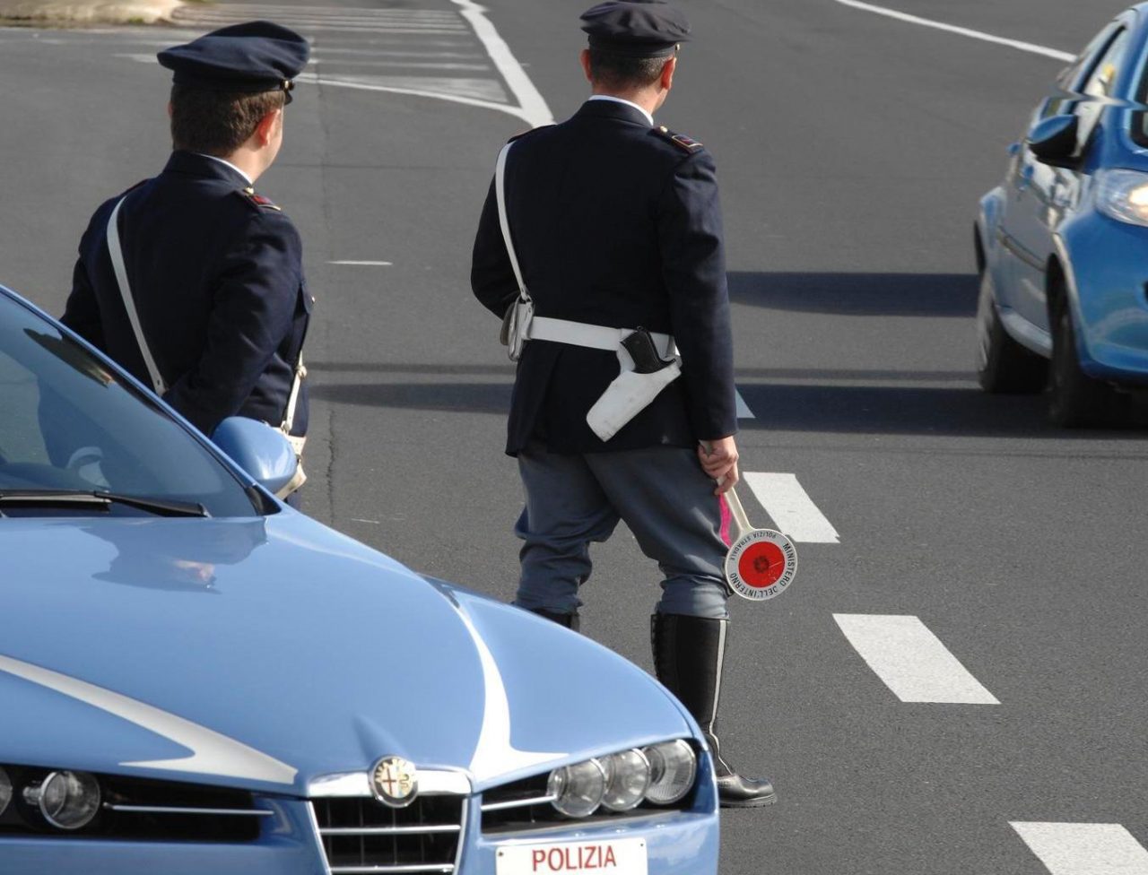 Polstrada di Arona ferma un 40enne: positivo all’alcoltest, patente ritirata