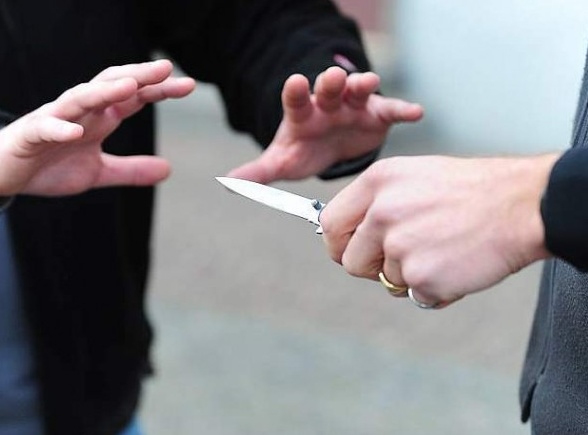 Ragazze minacciate con coltello sulla Milano-Novara: si rifugiano in bagno e chiamano il 112
