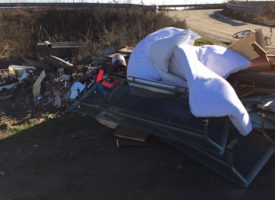 Romentino, ignoti scaricano una marea di rifiuti. Il sindaco: “Li prenderemo”