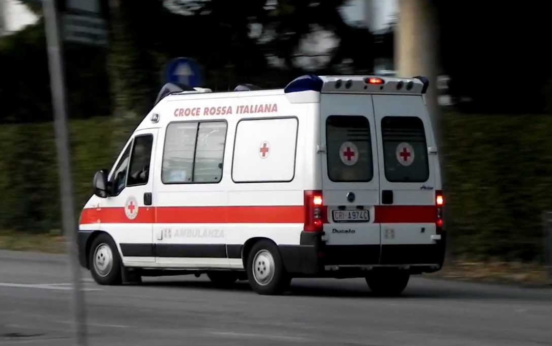 Tir carico di rubinetti si ribalta sulla A26