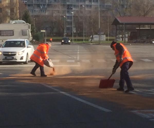 Vigili e Assa in campo per uno sversamento di gasolio su strada Rizzottaglia