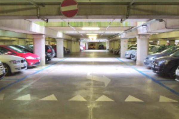 Aggredito e scippato nel parcheggio interrato