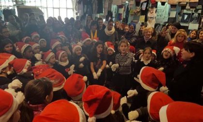 Al mercato coperto si canta con il linguaggio dei segni