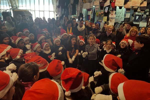 Al mercato coperto si canta con il linguaggio dei segni