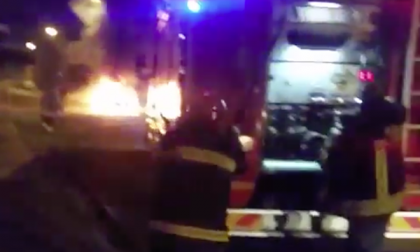 Auto avvolta dalle fiamme in via Udine (VIDEO)