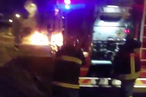 Auto avvolta dalle fiamme in via Udine (VIDEO)