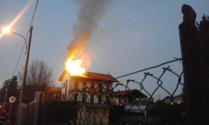 Brucia un tetto in via Nazionale a Borgomanero