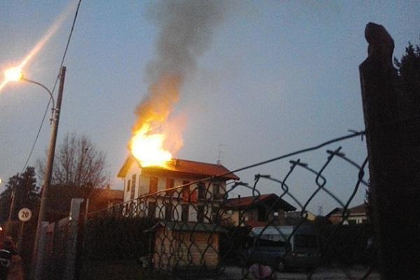 Brucia un tetto in via Nazionale a Borgomanero