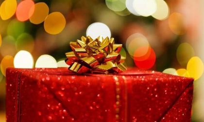 Casa Alessia distribuisce giochi ai bambini con Babbo Natale