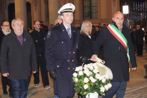Fiori e preghiere per il simbolo di Borgomanero
