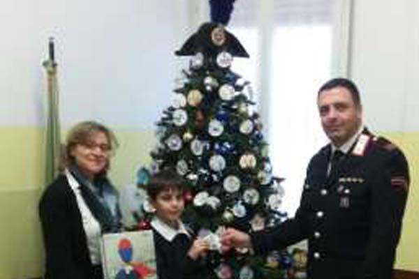 I disegni dei bambini addobbano l’albero di Natale dei Carabinieri di Trecate