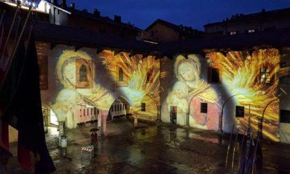 Il cortile del Broletto s'illumina d'arte
