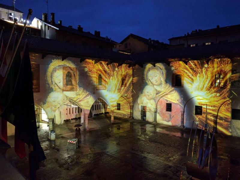 Il cortile del Broletto s’illumina d’arte