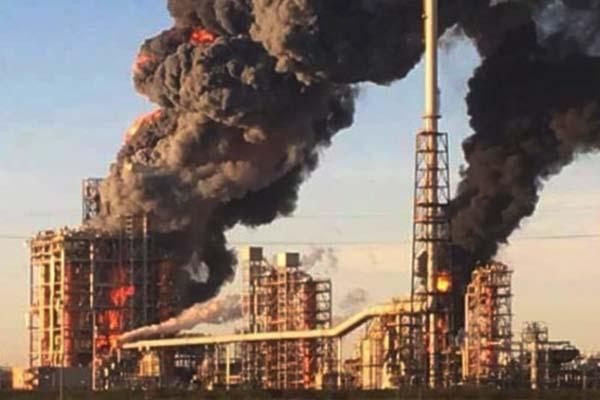 Incendio alla raffineria di Sannazzaro dè Burgondi: nube di fumo vista anche nel Novarese