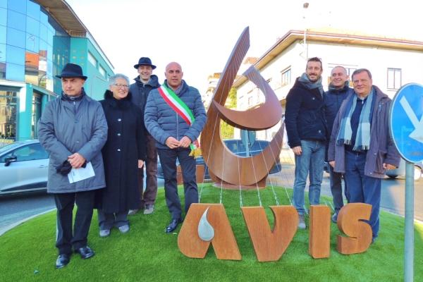 La rotatoria diventa arte con il monumento “inno alla vita” dell’Avis