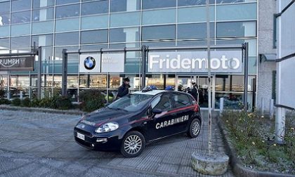 Ladri in azione in una concessionaria di moto
