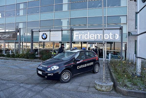 Ladri in azione in una concessionaria di moto