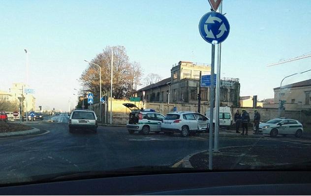 Nuova rotonda del XXV Aprile… primo incidente