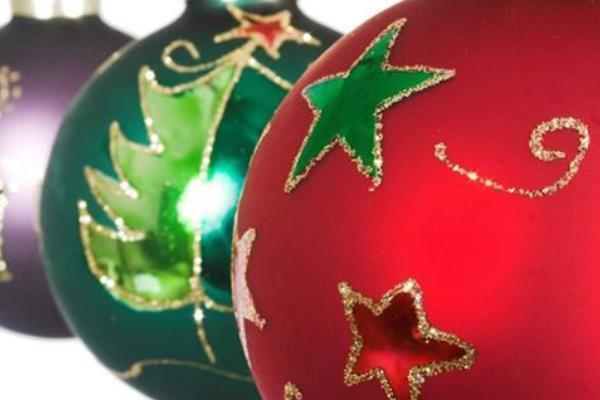 Pista di pattinaggio, mercatini e grande albero sul lago