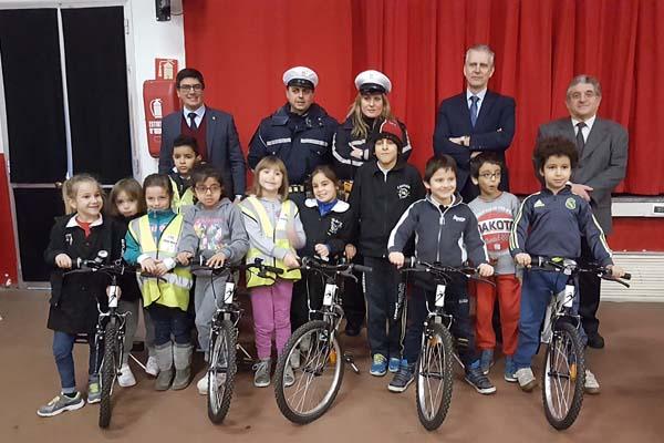 Premiati i bambini che vanno a scuola a piedi