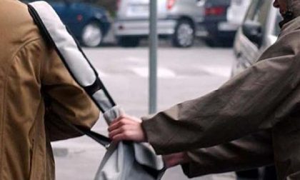 Scippata da due a bordo di un'auto