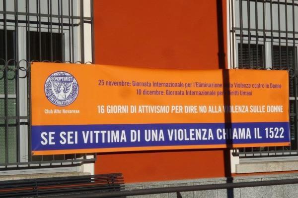 Striscioni anti-violenza esposti fino al 10 dicembre in vari paesi