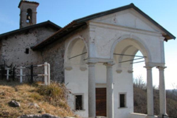 Vasto incendio nei boschi di Briga Novarese
