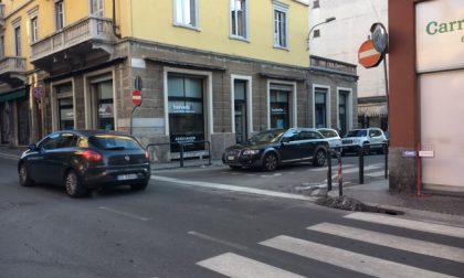 Arona: "Il cordolo in corso Liberazione è pericoloso"