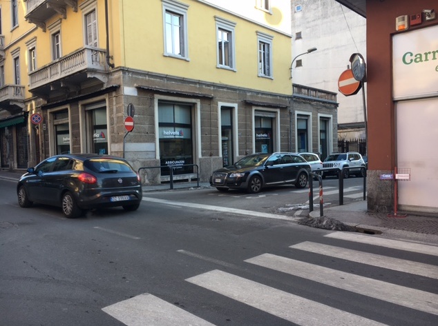 Arona: “Il cordolo in corso Liberazione è pericoloso”