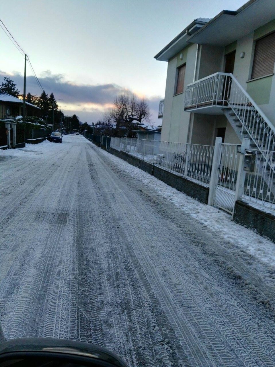 Attenzione a via Dante a Castelletto: “E’ una lastra di ghiaccio”