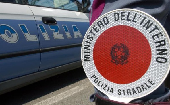 Auto forza posto di blocco e provoca incidente: a bordo cittadini stranieri senza documenti