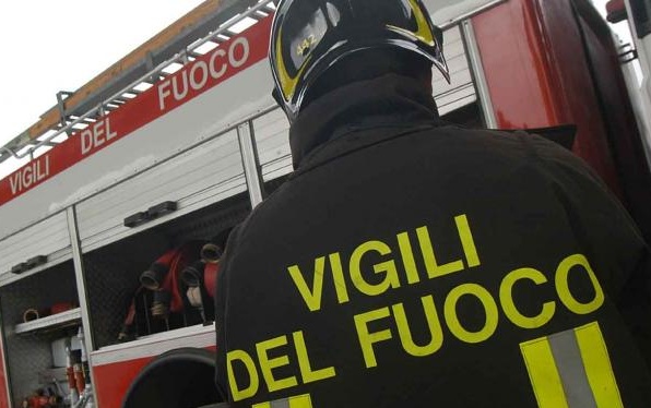 Borgomanero: canna fumaria a fuoco in via Matteotti