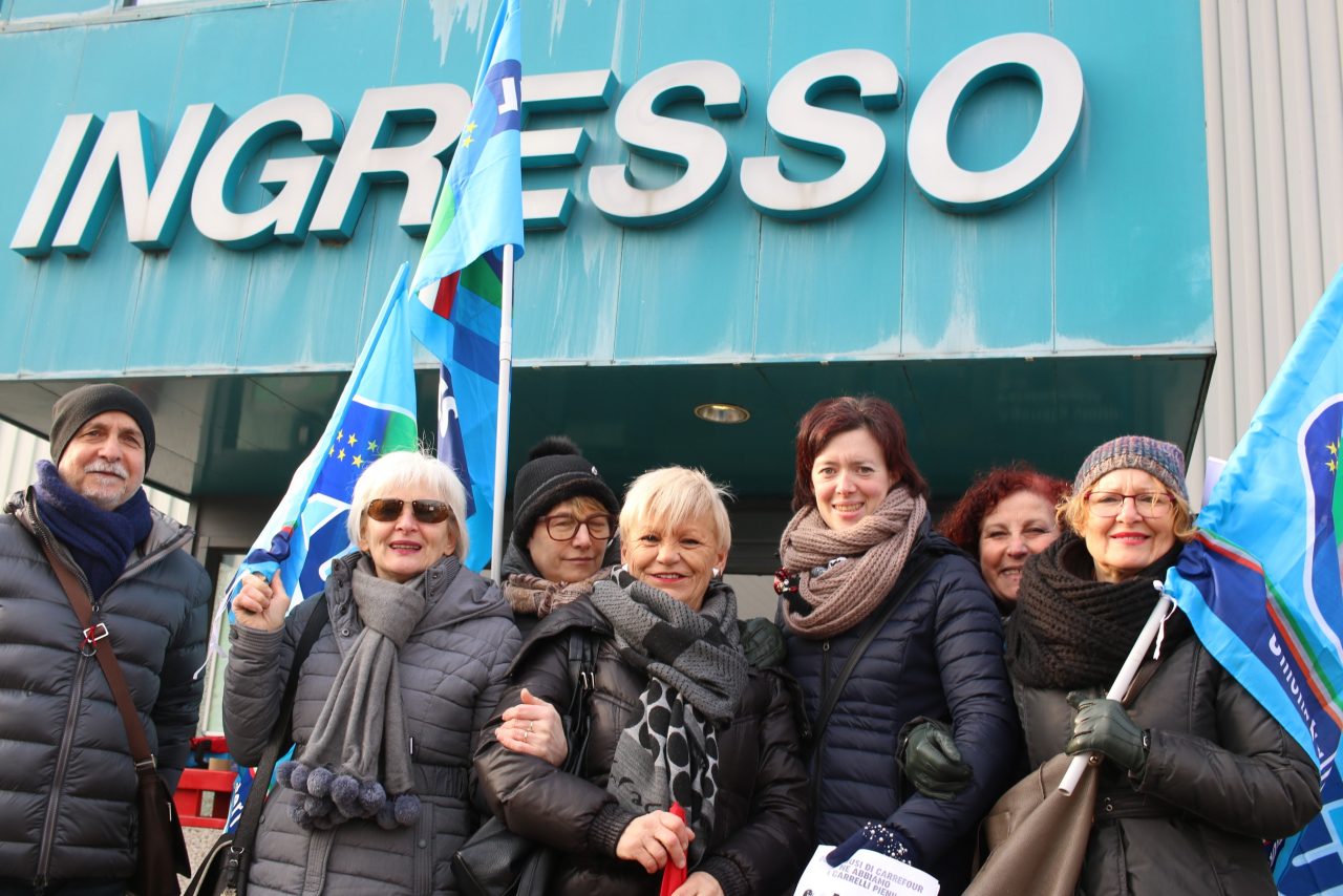 Borgomanero: il presidio dei 55 dipendenti del Carrefour