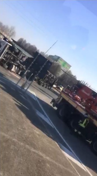 Cameri: Camion si ribalta alla rotonda della Procos