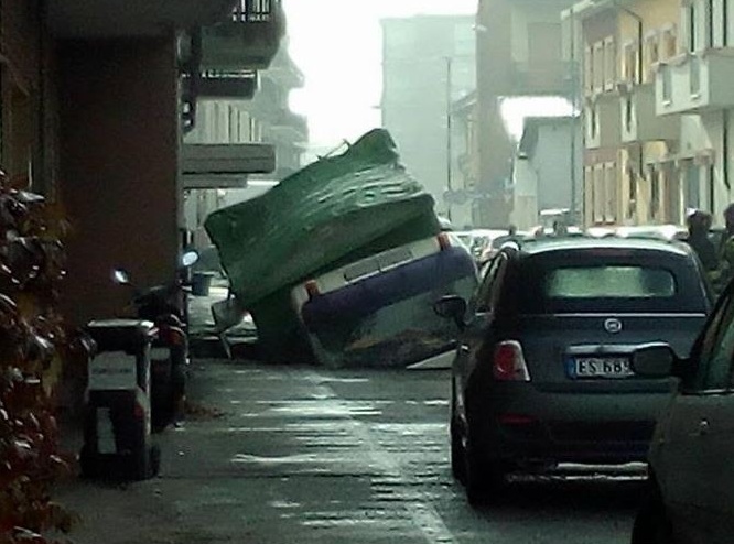 Camion sprofonda in via Cavo d’Assi a Novara