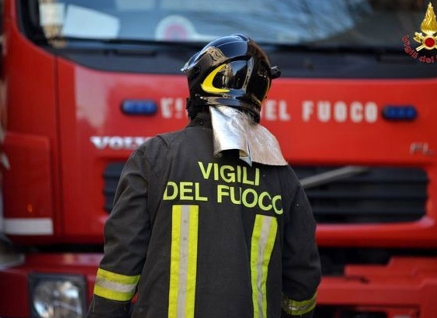 Castelletto: auto a fuoco in via Sivo