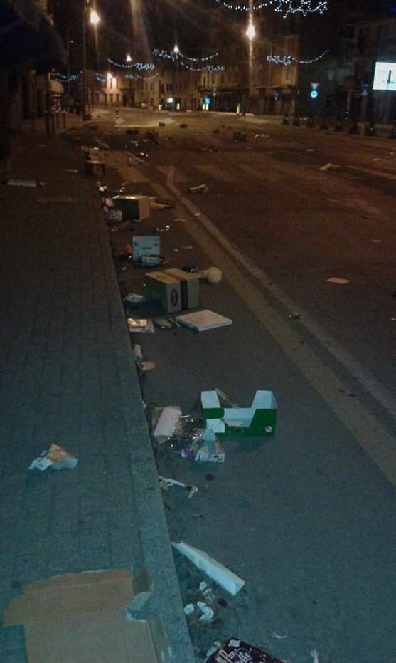 Galliate: vento fortissimo sparge l’immondizia per le vie