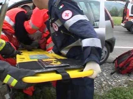 Incidente tra auto e moto: un ferito